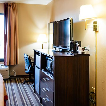 Отель Super 8 By Wyndham Germantown/Milwaukee Экстерьер фото