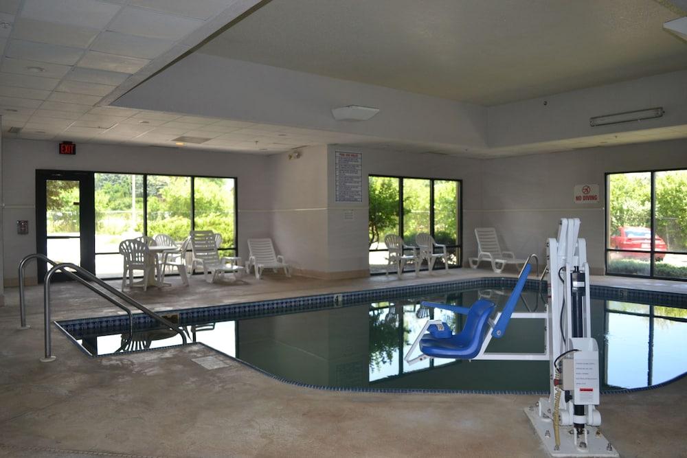 Отель Super 8 By Wyndham Germantown/Milwaukee Экстерьер фото