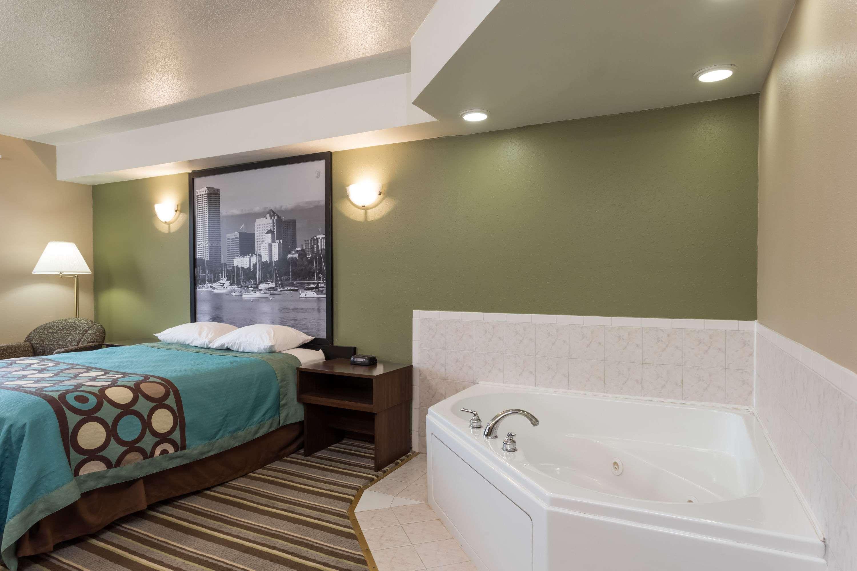 Отель Super 8 By Wyndham Germantown/Milwaukee Экстерьер фото