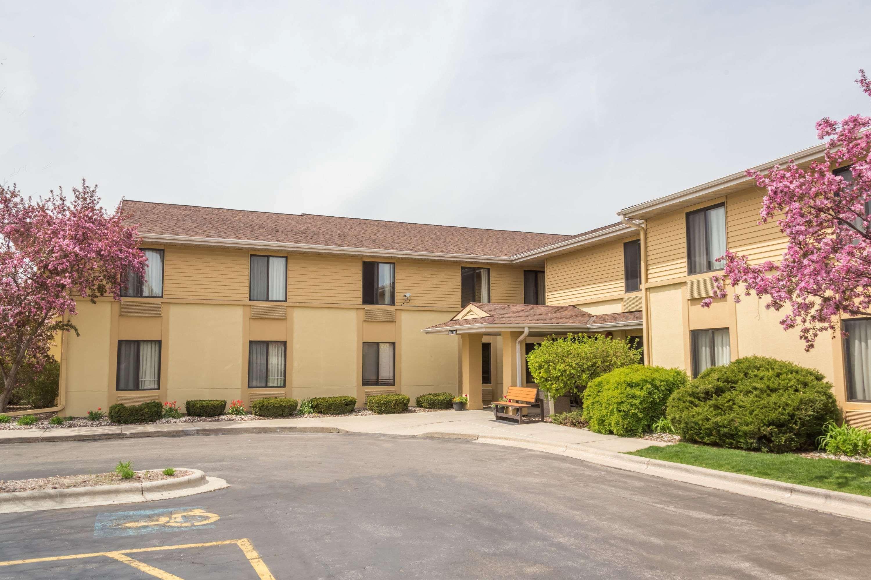 Отель Super 8 By Wyndham Germantown/Milwaukee Экстерьер фото