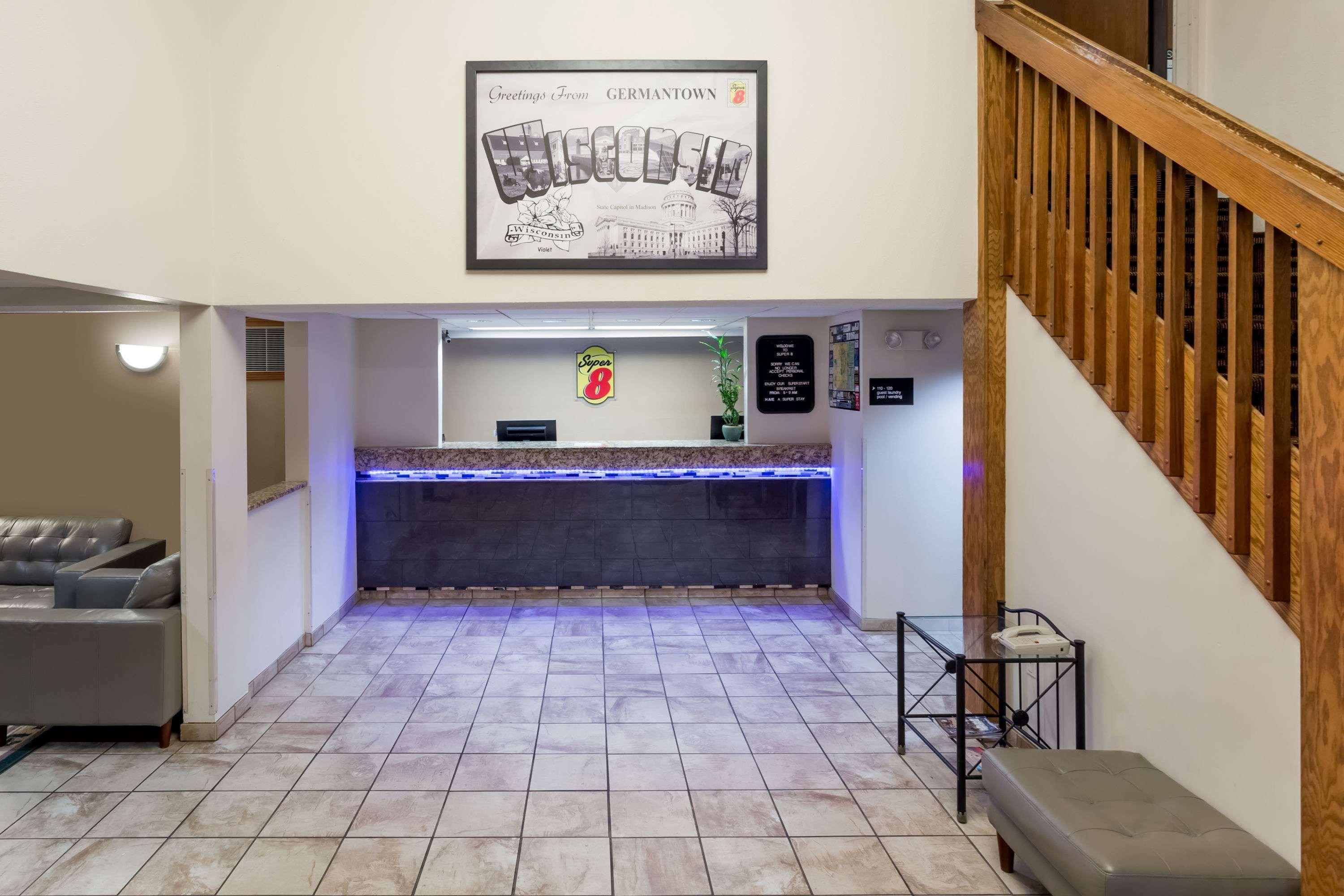 Отель Super 8 By Wyndham Germantown/Milwaukee Экстерьер фото