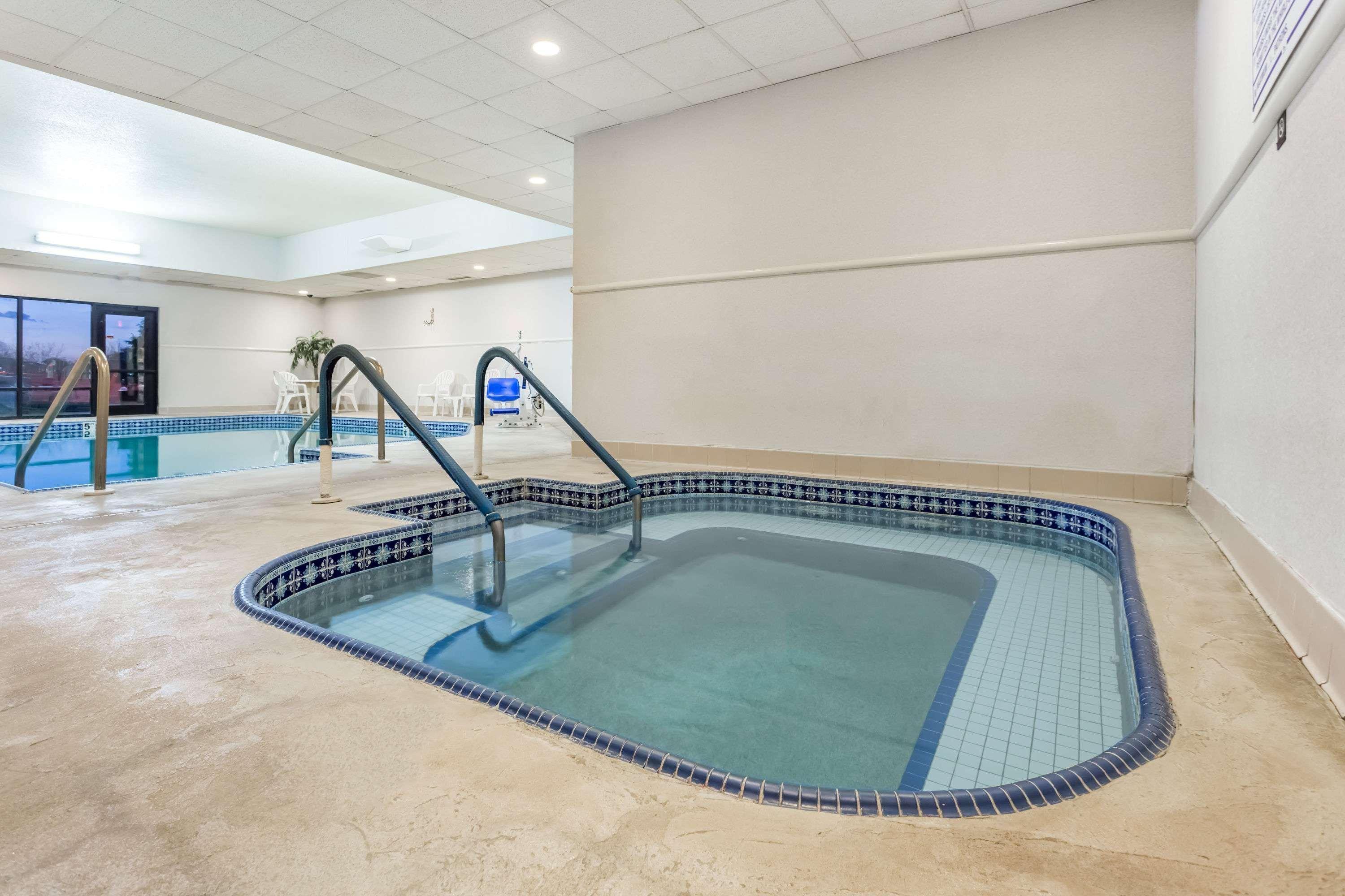 Отель Super 8 By Wyndham Germantown/Milwaukee Экстерьер фото