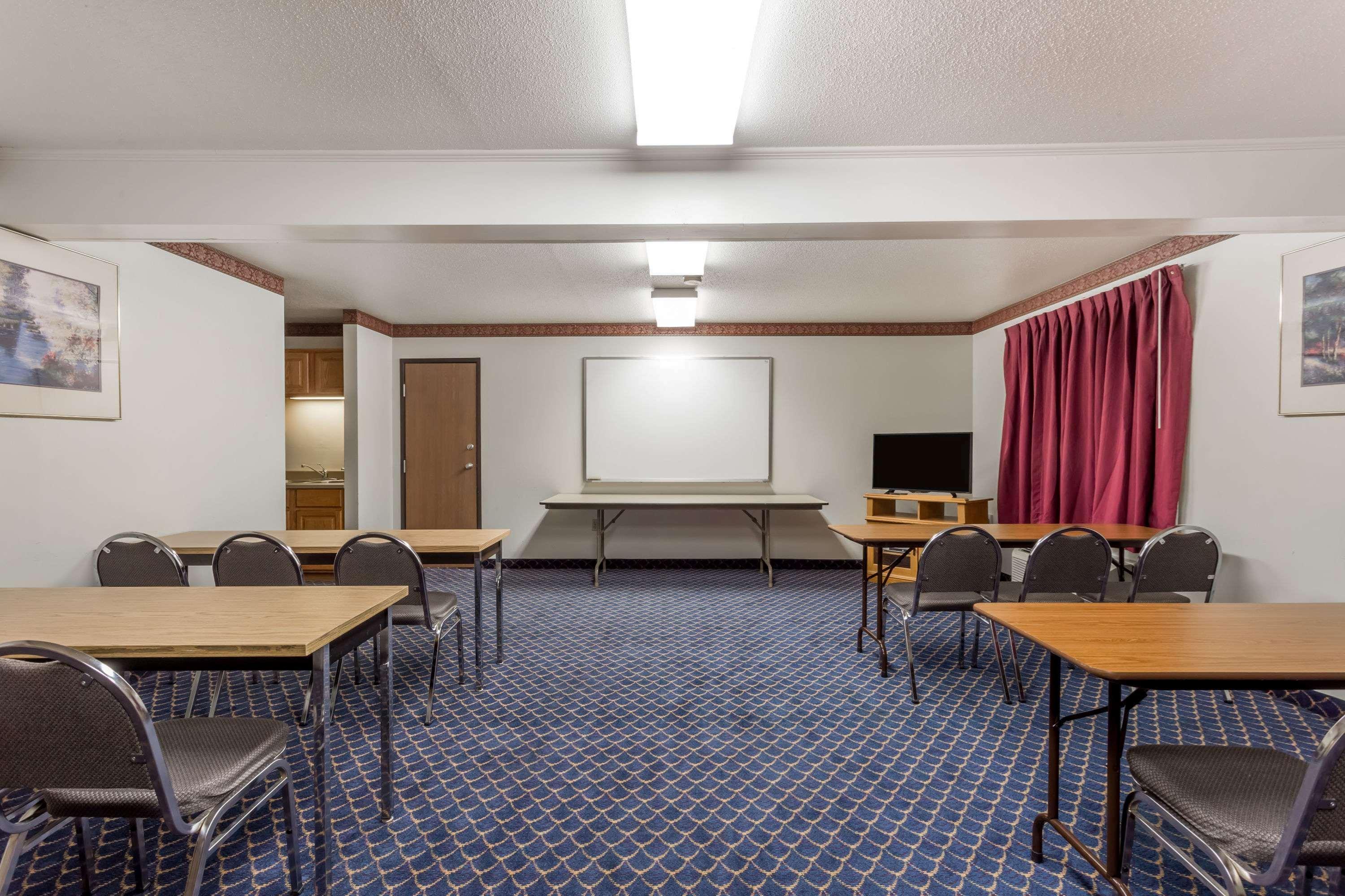 Отель Super 8 By Wyndham Germantown/Milwaukee Экстерьер фото