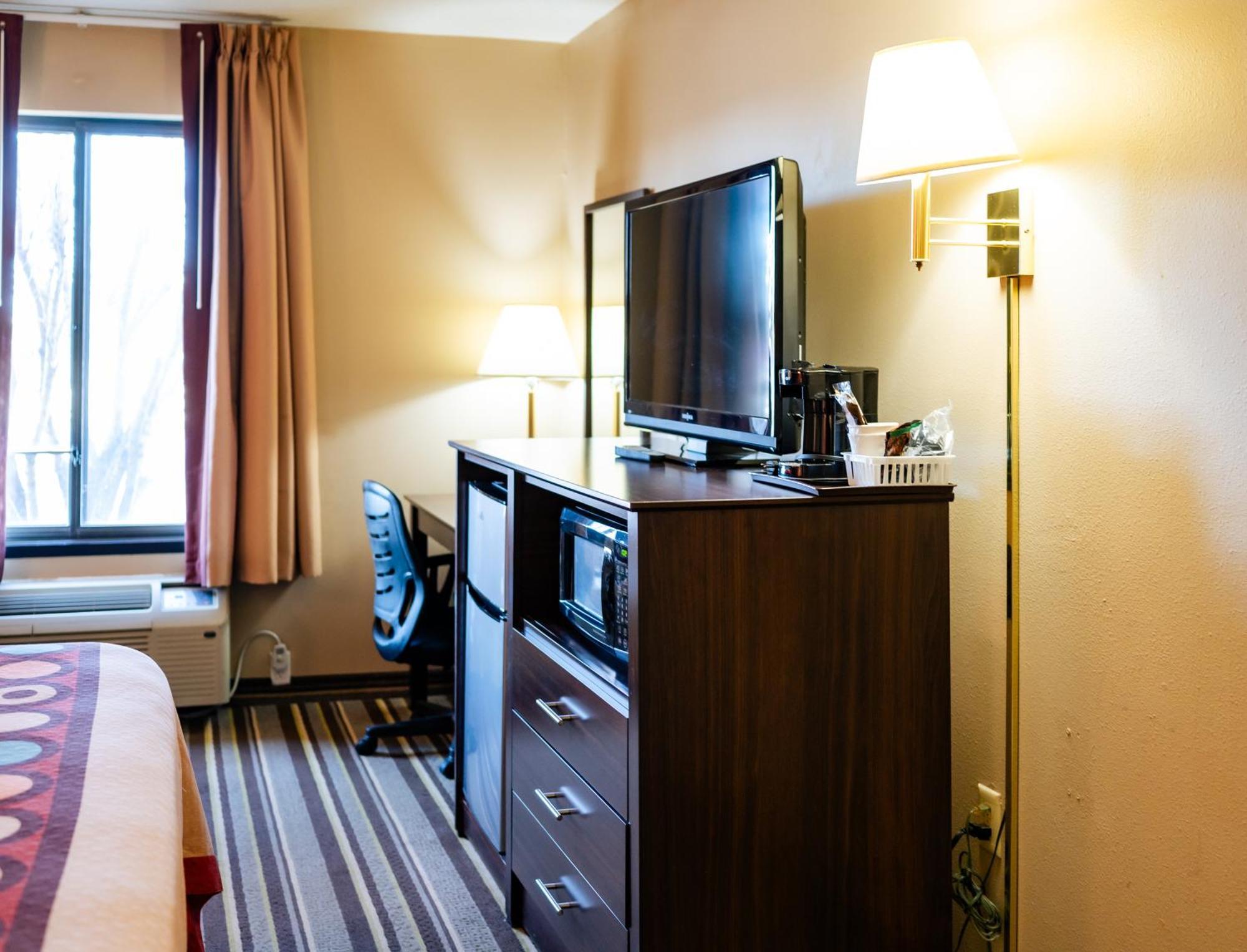 Отель Super 8 By Wyndham Germantown/Milwaukee Экстерьер фото