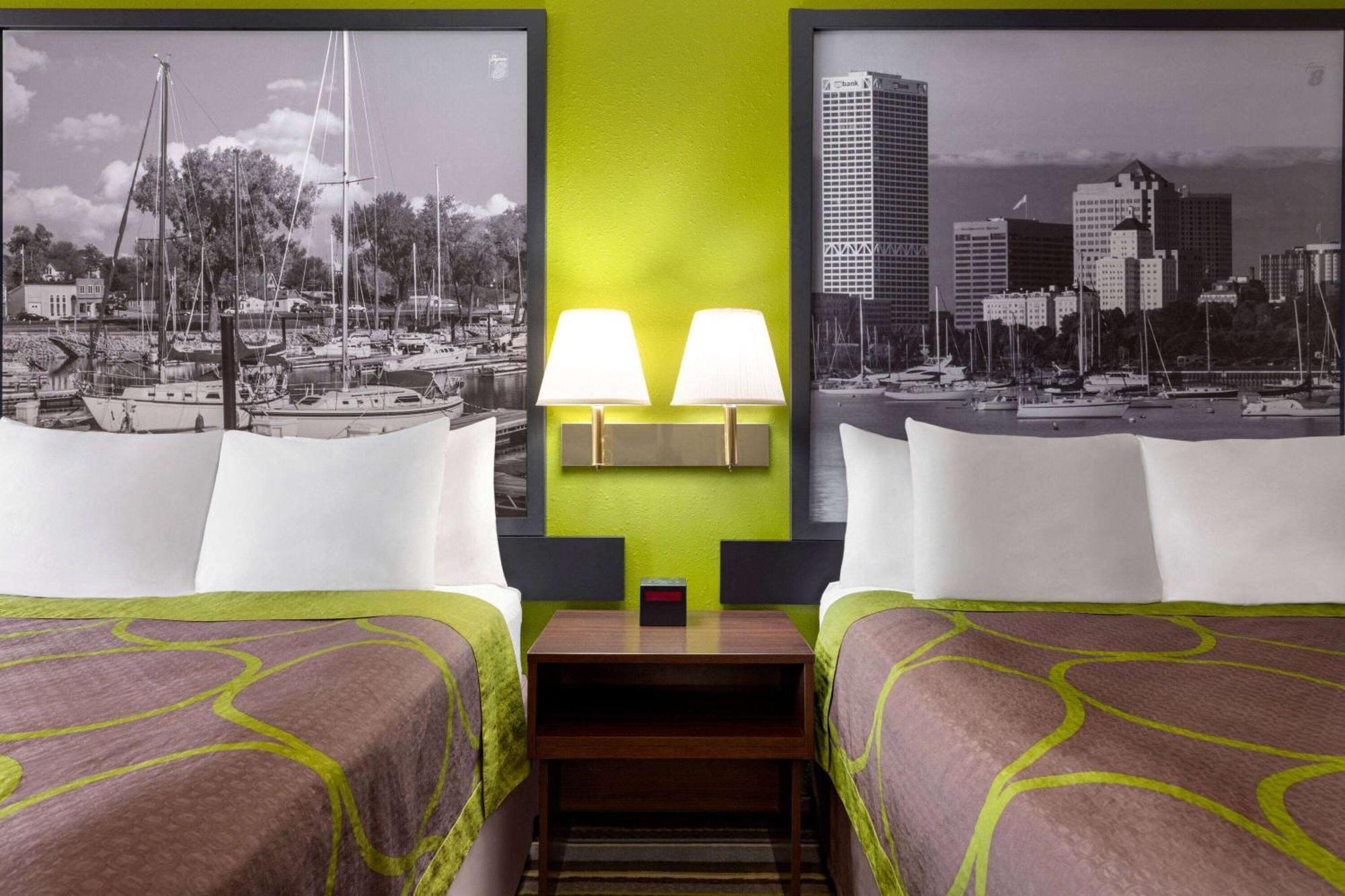 Отель Super 8 By Wyndham Germantown/Milwaukee Экстерьер фото