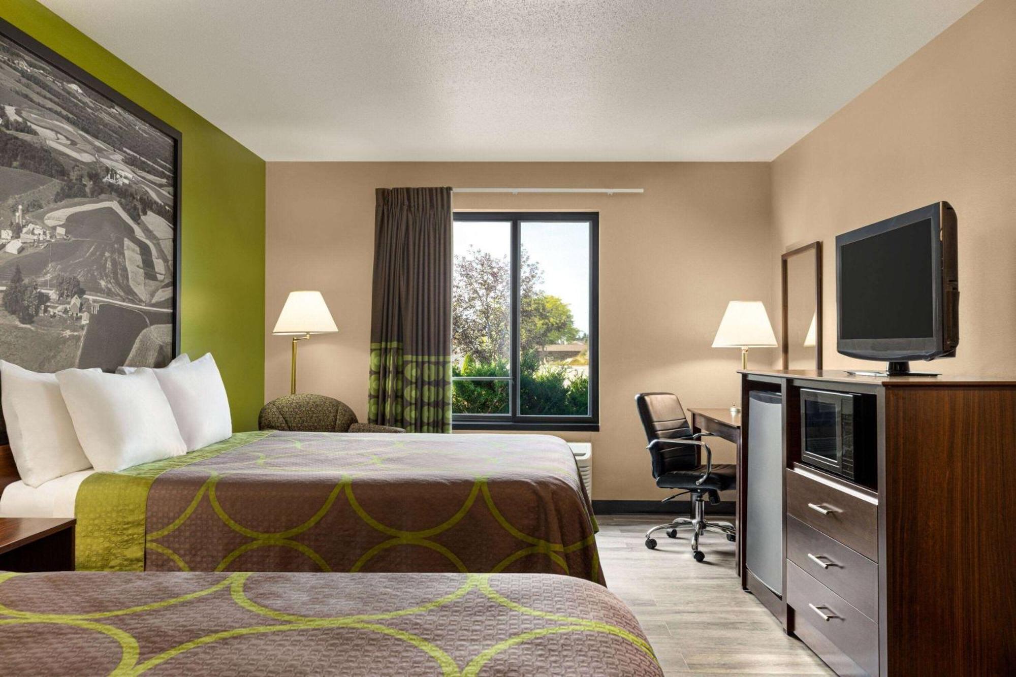 Отель Super 8 By Wyndham Germantown/Milwaukee Экстерьер фото