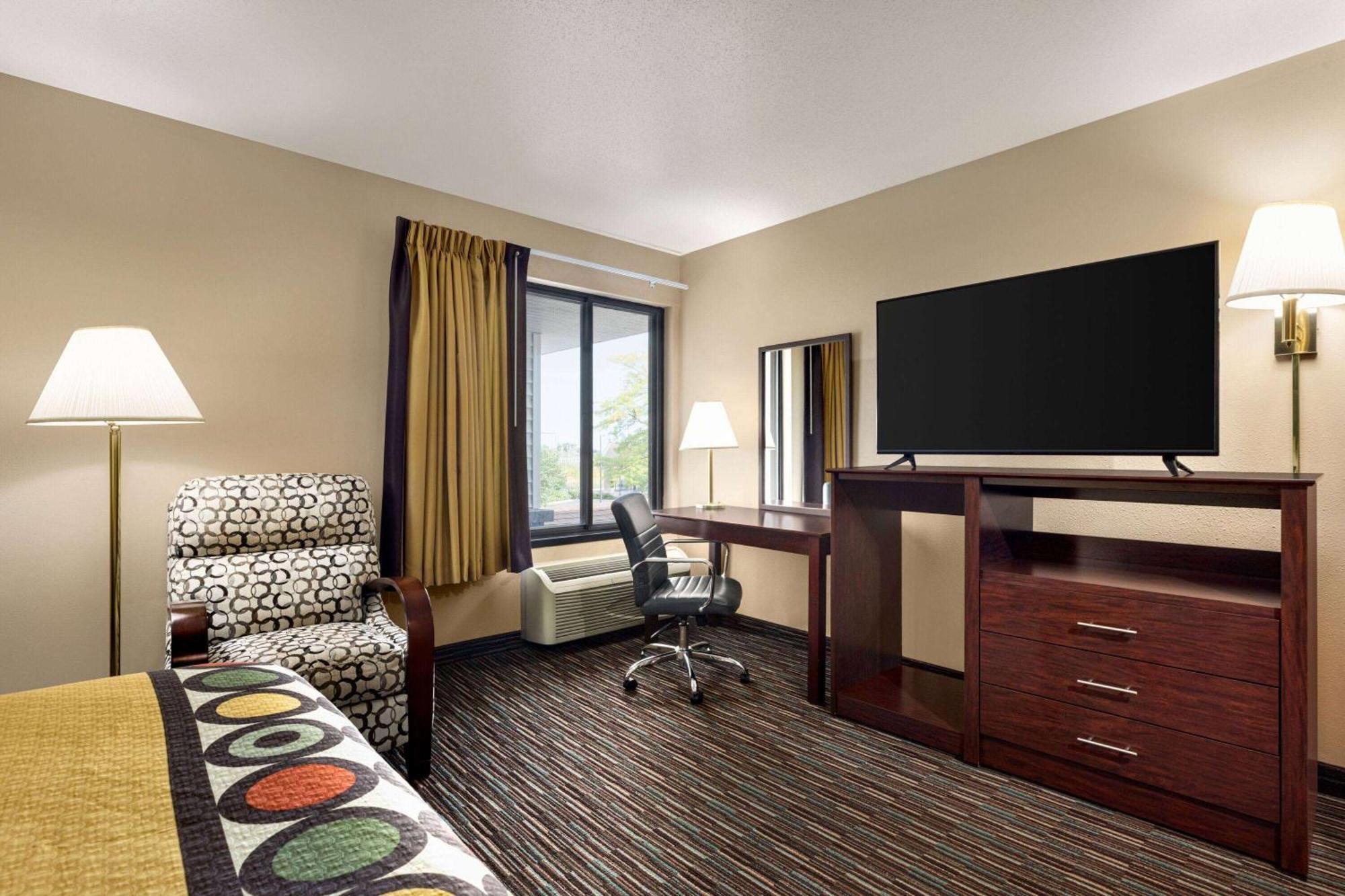 Отель Super 8 By Wyndham Germantown/Milwaukee Экстерьер фото
