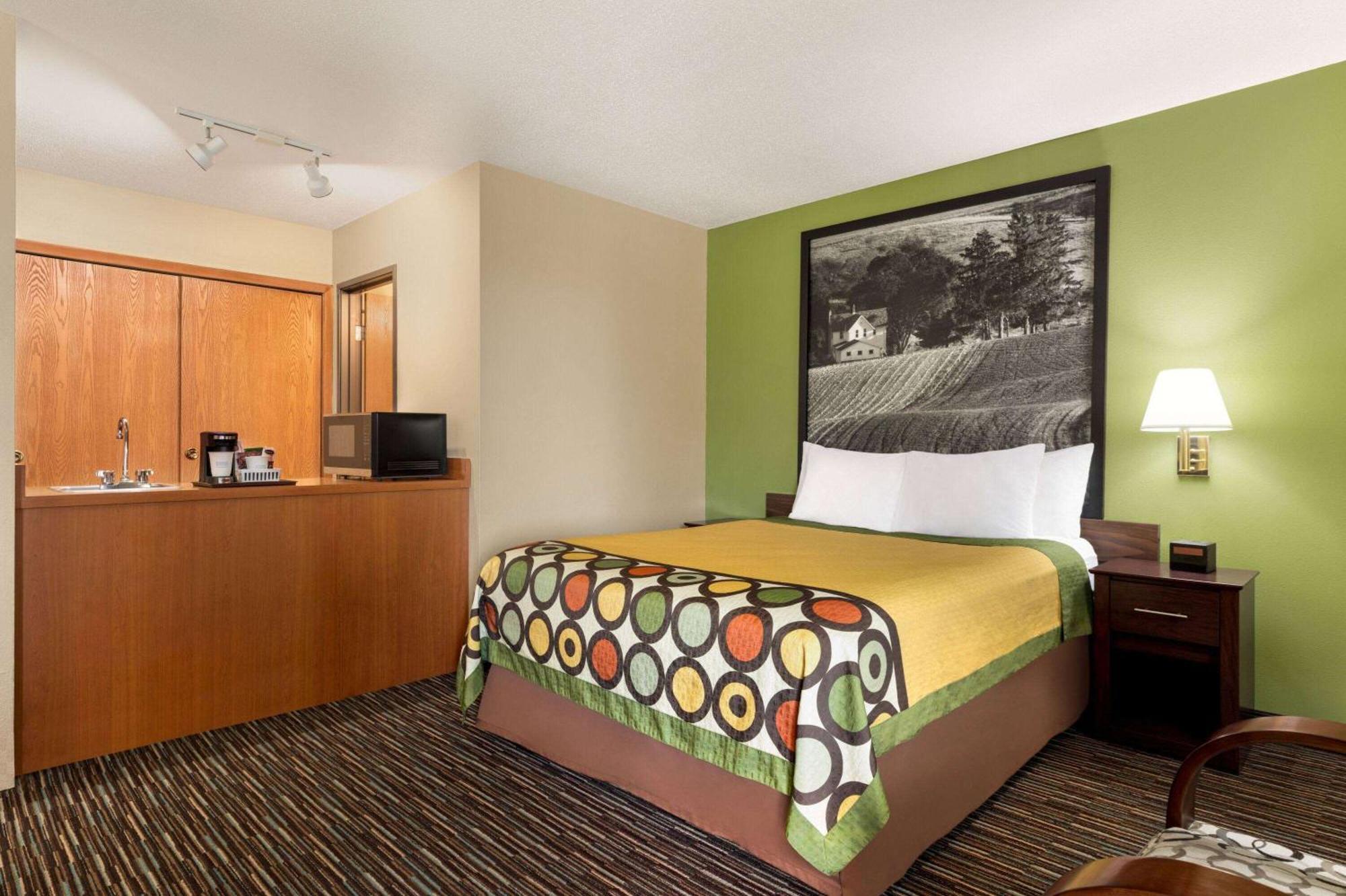Отель Super 8 By Wyndham Germantown/Milwaukee Экстерьер фото