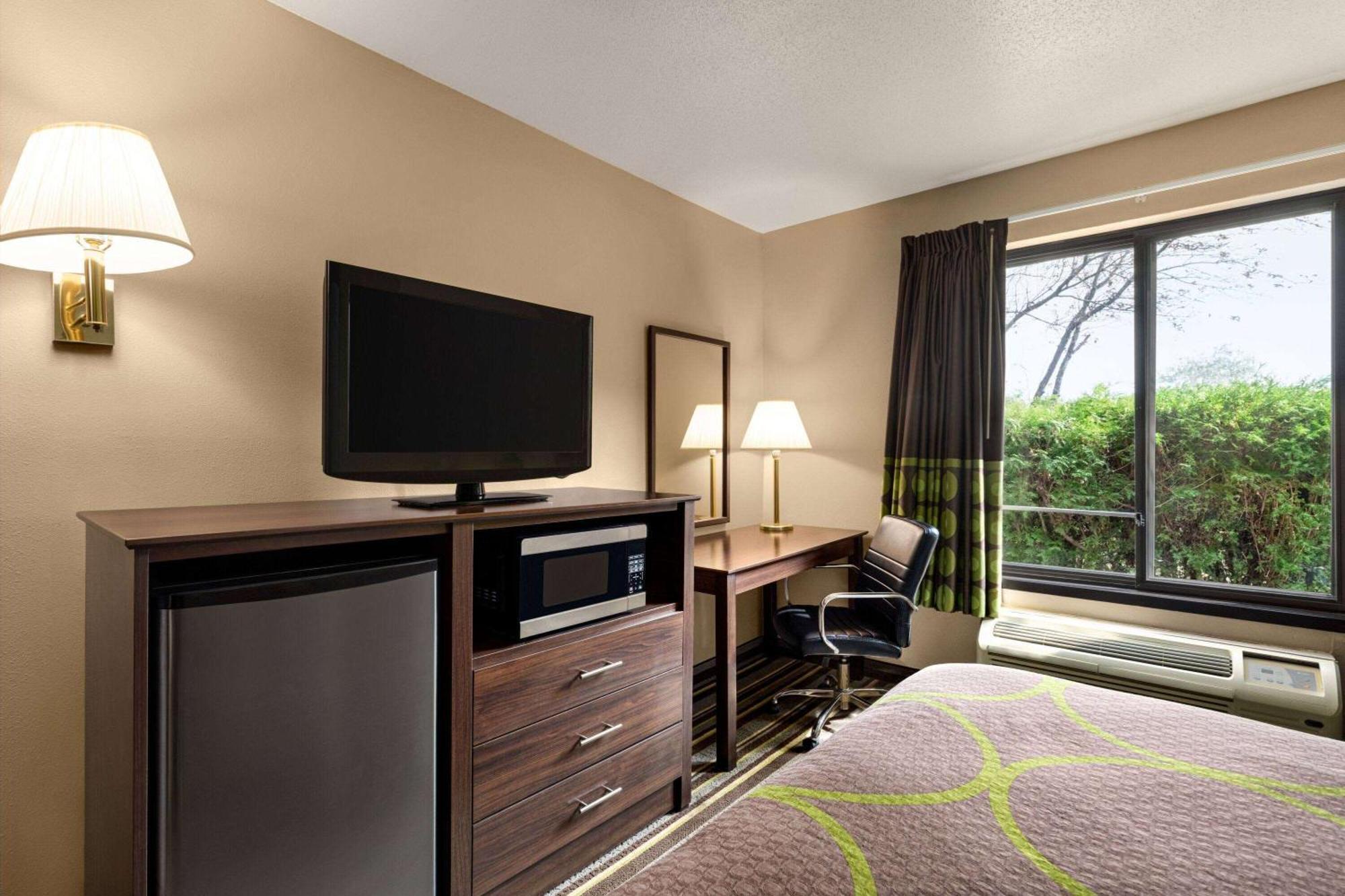 Отель Super 8 By Wyndham Germantown/Milwaukee Экстерьер фото