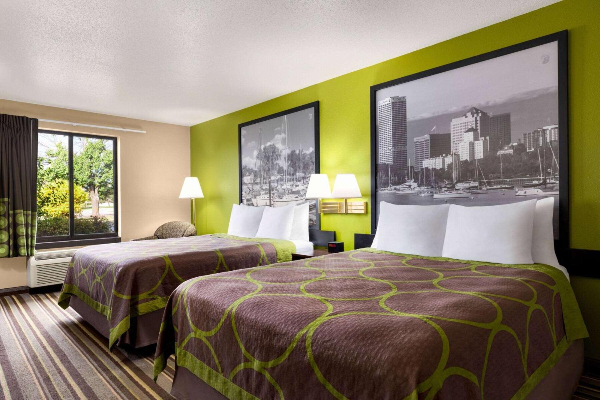 Отель Super 8 By Wyndham Germantown/Milwaukee Экстерьер фото