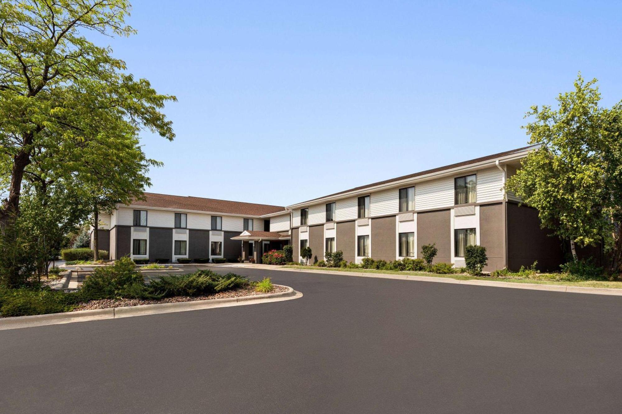 Отель Super 8 By Wyndham Germantown/Milwaukee Экстерьер фото