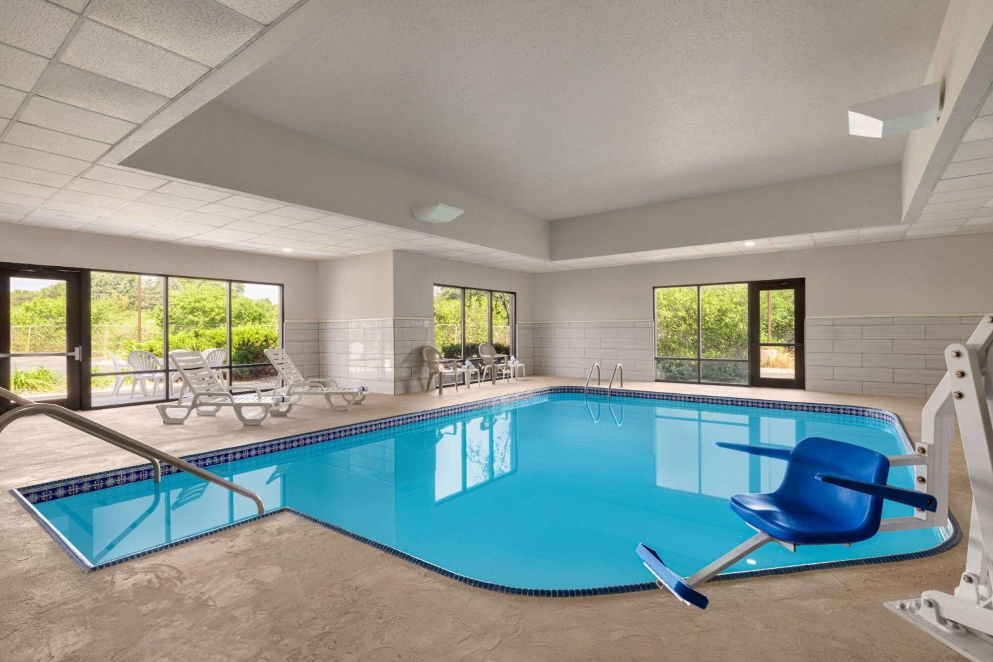 Отель Super 8 By Wyndham Germantown/Milwaukee Экстерьер фото