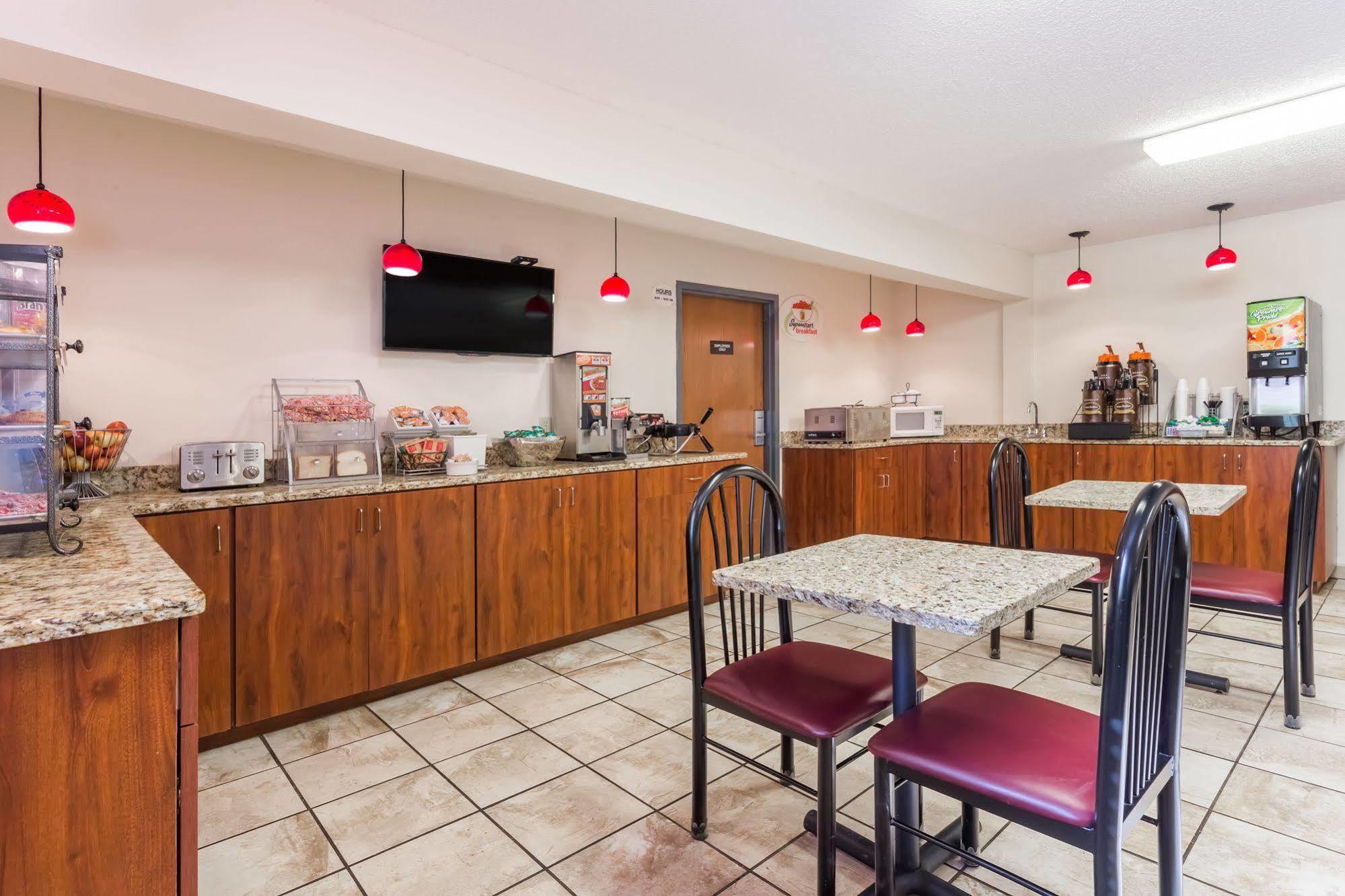 Отель Super 8 By Wyndham Germantown/Milwaukee Экстерьер фото