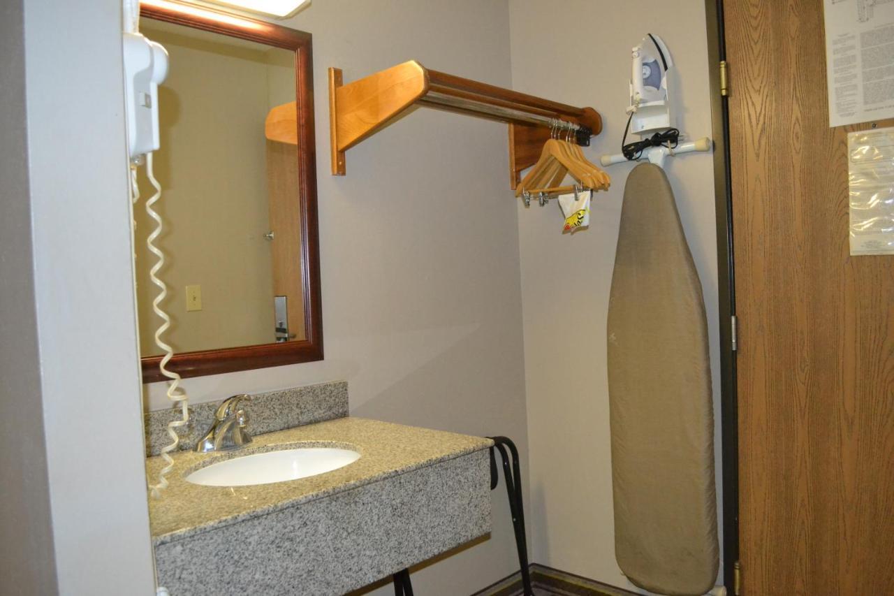 Отель Super 8 By Wyndham Germantown/Milwaukee Экстерьер фото