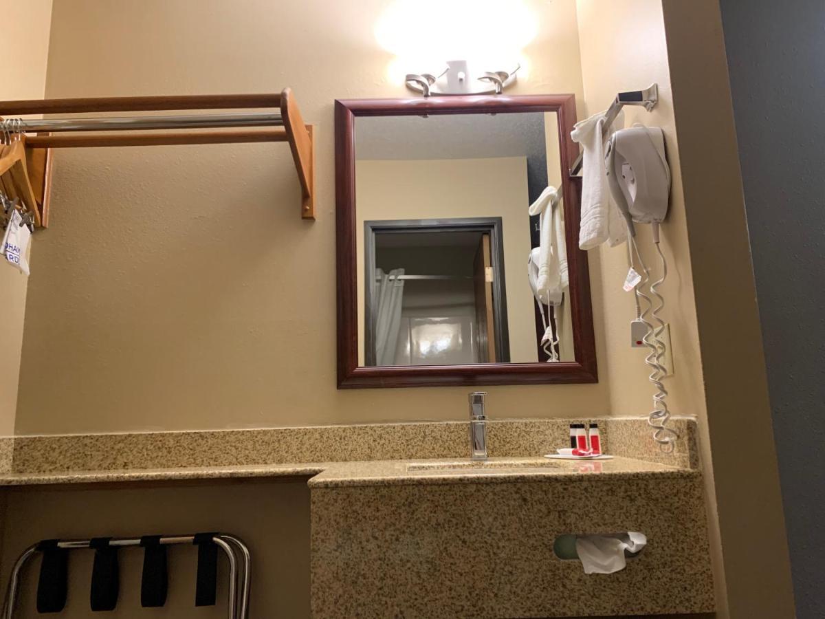Отель Super 8 By Wyndham Germantown/Milwaukee Экстерьер фото