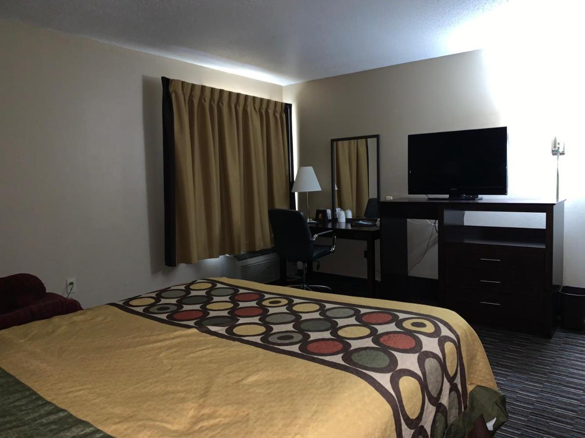 Отель Super 8 By Wyndham Germantown/Milwaukee Экстерьер фото
