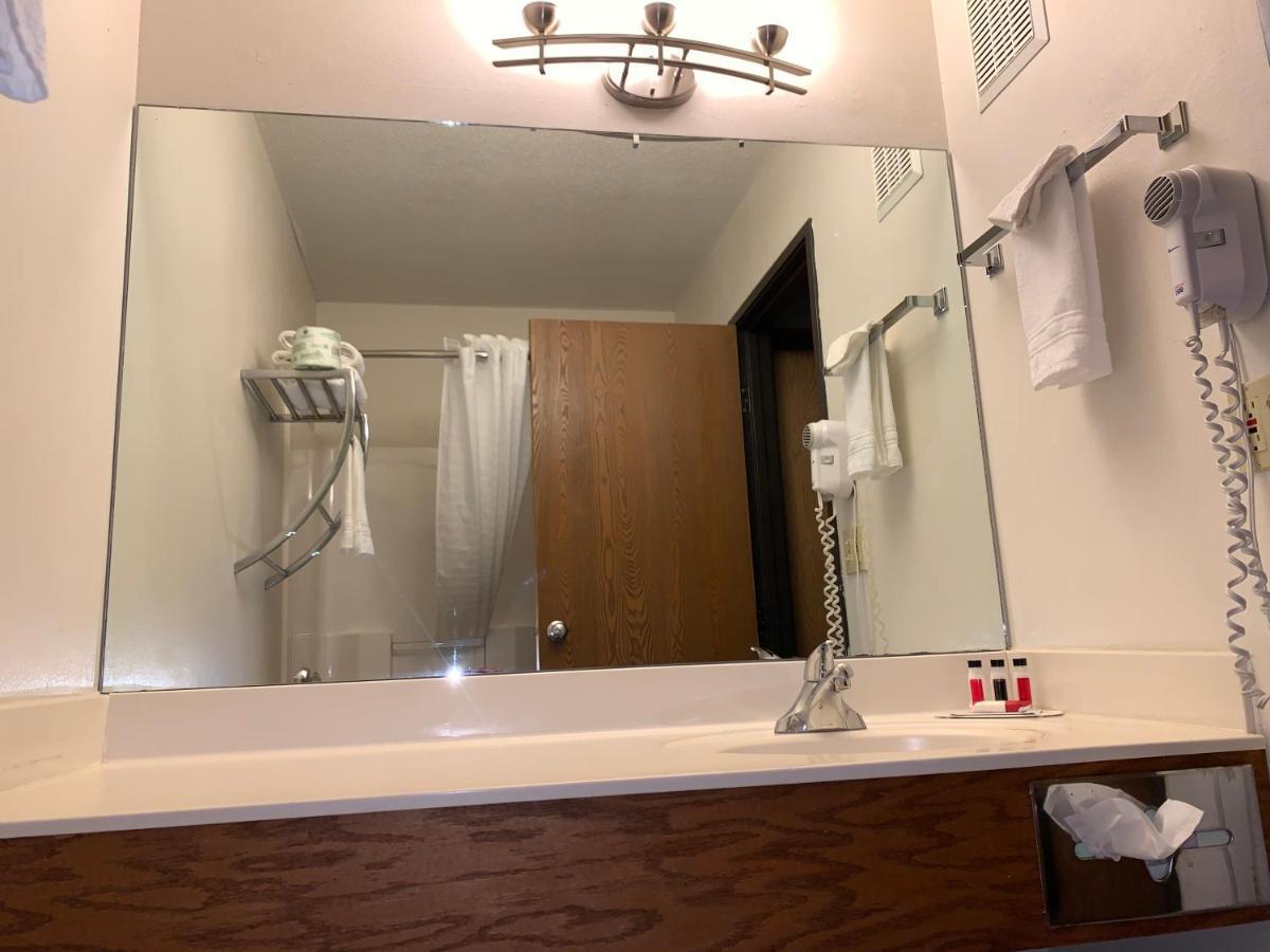 Отель Super 8 By Wyndham Germantown/Milwaukee Экстерьер фото