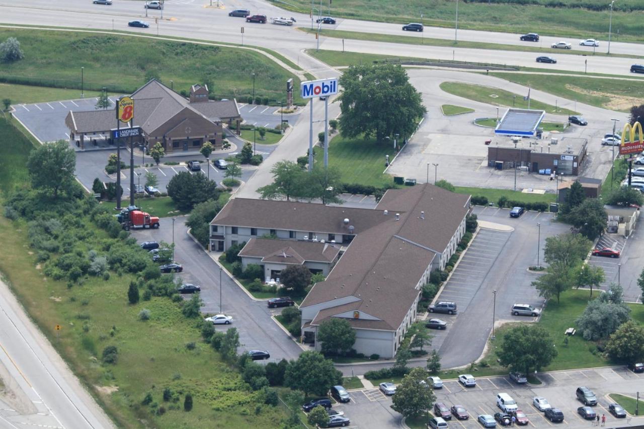 Отель Super 8 By Wyndham Germantown/Milwaukee Экстерьер фото
